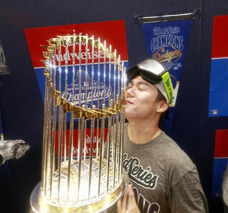 　ワールドシリーズ２連覇を果たし、シャンパンファイトでトロフィーと記念撮影するドジャース・山本＝トロント（代表撮影・共同）