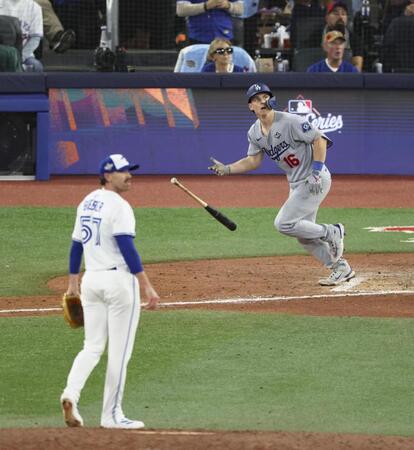 　ブルージェイズ戦の11回、勝ち越しソロを放ったドジャースのスミス。投手ビーバー＝トロント（共同）