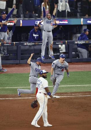 　ブルージェイズ戦の11回、勝ち越しソロを放ち一塁を回るドジャースのスミス。手前は一塁手ゲレロ＝トロント（共同）