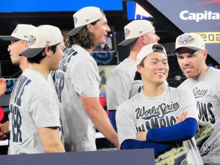 　ＭＶＰ授賞式を前に談笑する大谷（左）と山本（右）＝撮影・小林信行