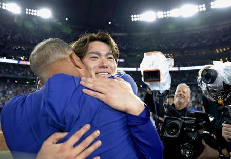 　ワールドシリーズ２連覇を達成し、ロバーツ監督（手前）と抱き合って喜ぶドジャース・山本＝トロント（共同）