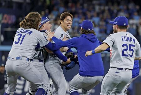 　ブルージェイズとのワールドシリーズ第７戦を制して２連覇を達成し、喜ぶ山本（中央）らドジャースの選手たち（共同）