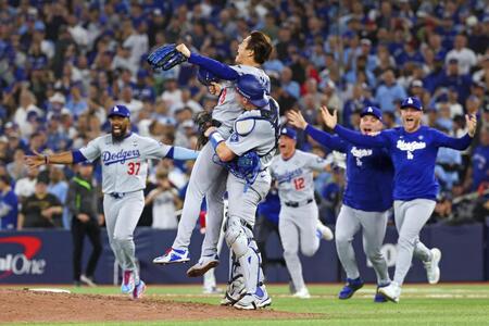 　ブルージェイズとのワールドシリーズ第７戦を制して２連覇を達成し、捕手スミスに抱きかかえられる山本（ゲッティ＝共同）