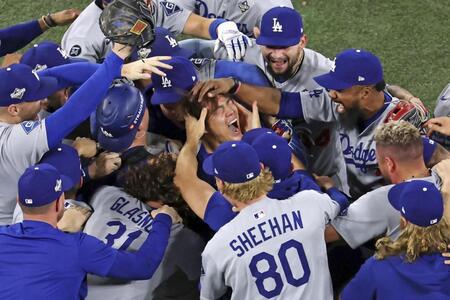 　ブルージェイズとのワールドシリーズ第７戦を制して２連覇を達成し、チームメートと喜ぶ山本（中央）＝ゲッティ＝共同