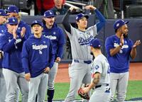 　９回、ヒメネスの併殺がチャレンジとなり、判定を待つドジャースの大谷（中央右）と山本（同左）ら（共同）