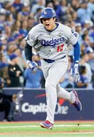 　３回、ベッツの適時打で生還する大谷（共同）