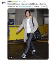 　球場に入る大谷。ＭＬＢ公式Ｘ（＠ＭＬＢ）より