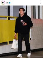 　球場入りする山本。ＭＬＢ公式インスタグラム（ｍｌｂ）より