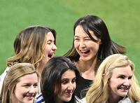 　ドジャース・大谷翔平の妻・真美子さん（後列右）