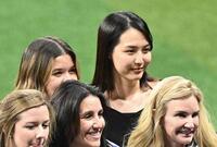 　ドジャース・大谷翔平の妻・真美子さん（後列右）