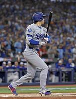 　１回、中前打を放つドジャースの大谷翔平（共同）