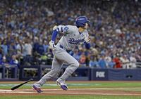 　１回、中前打を放つドジャースの大谷翔平（共同）