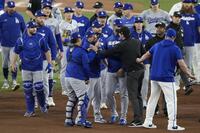 　４回、ヒメネスへの死球をめぐって両軍が入り乱れる（写真：Ｉｍａｇｎ／ロイター／アフロ）