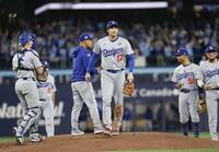 　３回途中、ロバーツ監督（中央左）に降板を告げられた大谷（１７）（共同）