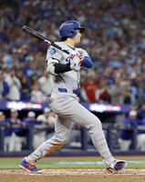　５回、右前打を放つ大谷（共同）