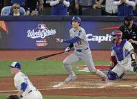 　５回、右前打を放つ大谷。投手バーランド（共同）