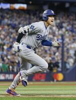 　５回、右前打を放ちほえる大谷（共同）