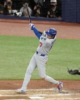 　５回、右前打を放つ大谷（共同）