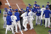 　４回、ブルージェイズのＡ・ヒメネスへの死球を巡り、もみ合う両チームの選手たち（共同）
