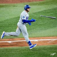 　８回、ソロ本塁打を放ち、バットフリップするマンシー（ロサンゼルス・ドジャース提供）