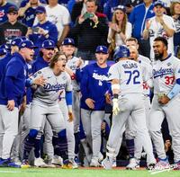 　九回、同点ソロを放ちナインに迎えられるロハス（ロサンゼルス・ドジャース提供）