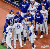 　九回、同点ソロを放ってナインに迎えられるロハス（ロサンゼルス・ドジャース提供）