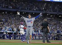　９回、ロハスの同点ソロを喜ぶ大谷（共同）