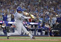 　９回、同点ソロを放つロハス（共同）