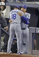 　ドジャース・山本由伸（１８）とデーブ・ロバーツ監督（提供・共同通信社）