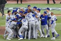 　ブルージェイズとのワールドシリーズ第７戦を制して２連覇を達成し、喜ぶドジャースの大谷翔平（中央奥）ら（共同）