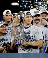 　ワールドシリーズ２連覇を達成し、トロフィーを手にする大谷（共同）