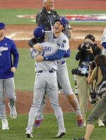 　ブルージェイズとのワールドシリーズ第７戦を制して２連覇を達成し、抱き合って喜ぶ大谷（奥）と佐々木（共同）