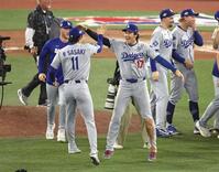 　ブルージェイズとのワールドシリーズ第７戦を制して２連覇を達成し、喜ぶ大谷（１７）と佐々木（１１）＝共同