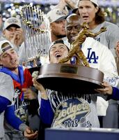 　ワールドシリーズのＭＶＰに選ばれ、トロフィーを持つ山本（共同）