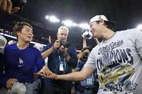 　ブルージェイズとのワールドシリーズ第７戦を制して２連覇を達成し、喜ぶ山本（左）と大谷（共同）