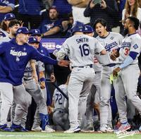 　１０回、勝ち越しソロを放ったスミスを迎えるナイン（ロサンゼルス・ドジャース提供）