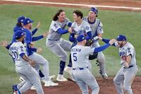 　ブルージェイズとのワールドシリーズ第７戦を制して２連覇を達成し、喜ぶ山本（中央）ら（カナダ通信・ＡＰ＝共同）