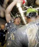 　ワールドシリーズ２連覇を達成し、シャンパンファイトで盛り上がる大谷（共同）