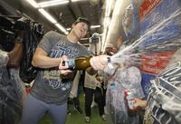 　ワールドシリーズ２連覇を達成し、シャンパンファイトを楽しむ大谷（共同）