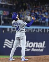 　米大リーグ、ブルージェイズとのワールドシリーズ第７戦の11回、最後の打者を併殺打に打ち取り、喜ぶドジャースの山本由伸＝２日、トロント（共同）