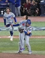 　ブルージェイズとのワールドシリーズ第７戦を制して２連覇を達成し、捕手スミスに抱きかかえられる山本（共同）