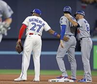 　１回、中前打で出塁した大谷。左は一塁手ゲレロ（共同）