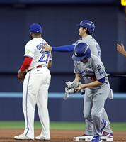 　１回、中前打で出塁した大谷。左は一塁手ゲレロ（共同）