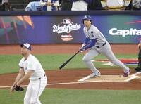 　１回、中前打を放つ大谷。投手シャーザー（共同）