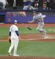 　ブルージェイズ戦の11回、勝ち越しソロを放ったドジャースのスミス。投手ビーバー＝トロント（共同）