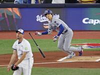 　１回、中前打を放つ大谷。投手シャーザー（共同）