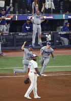 　ブルージェイズ戦の11回、勝ち越しソロを放ち一塁を回るドジャースのスミス。手前は一塁手ゲレロ＝トロント（共同）