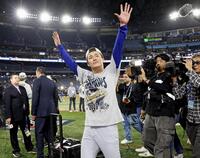 　ワールドシリーズ２連覇を達成し、声援に応えるドジャース・山本＝トロント（共同）