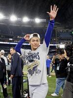 　ワールドシリーズ２連覇を達成し、声援に応えるドジャース・山本＝トロント（共同）