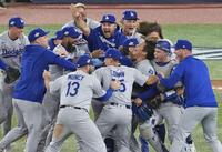 　ブルージェイズとのワールドシリーズ第７戦を制して２連覇を達成し、喜ぶ山本（右から３人目）らドジャースの選手たち（共同）